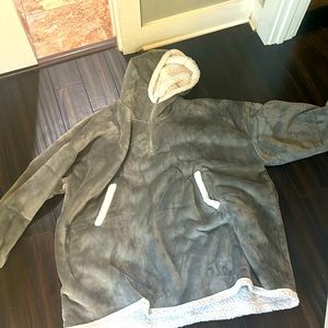 A fluffy blanket hoodie 🩶